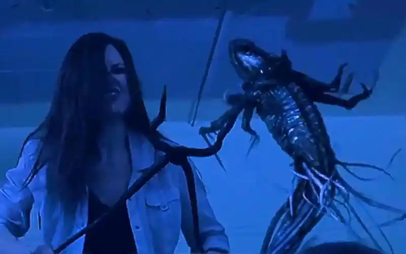 异虫咒3:这异虫有怪癖,就爱钻人肚脐眼!