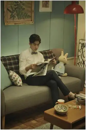 jasper跷二郎腿陈小春不敢吱声千玺冯铭潮李易峰的二郎腿很爷们