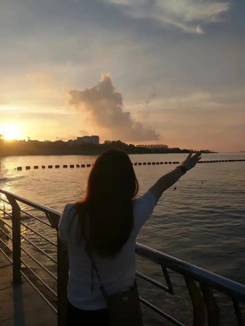 清晨第一缕阳光 #拥抱落日后的背影 - 抖音