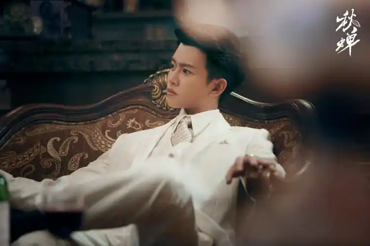 任嘉伦秋蝉白西装剧照图片