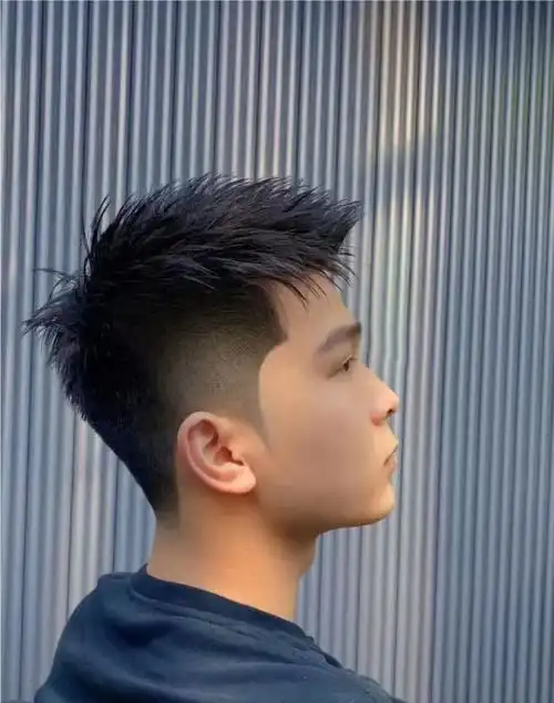 前刺发型想要拥有更好的定型效果,可以需要用一些定型发胶来固定,喷雾