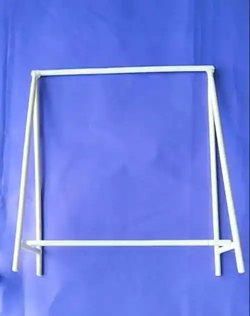 准备5双一次性筷子,如图做出两个a字形,并用筷子连接.