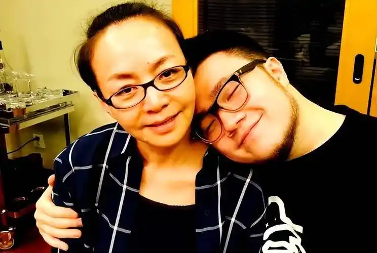 王博谷:我这辈子最正确的决定,就是给小7岁的老公巴图生2儿子_宋丹丹