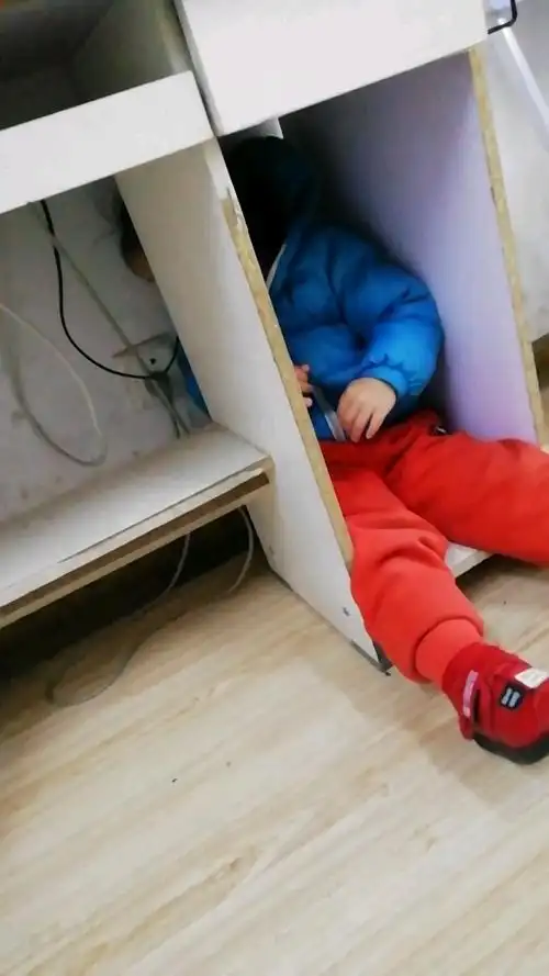 小朋友在捉迷藏好逗啊