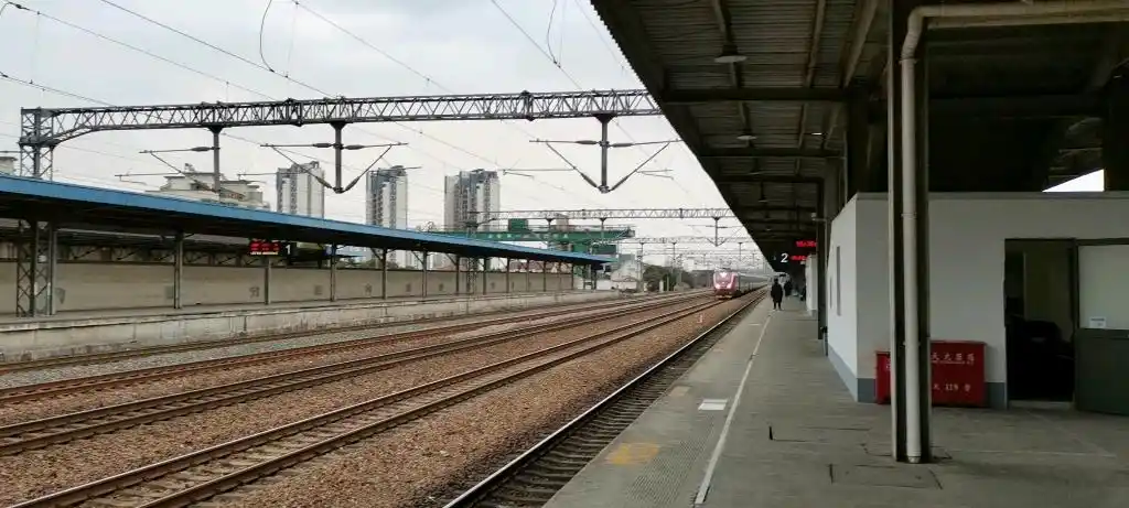 电力z268昆山站两道通过