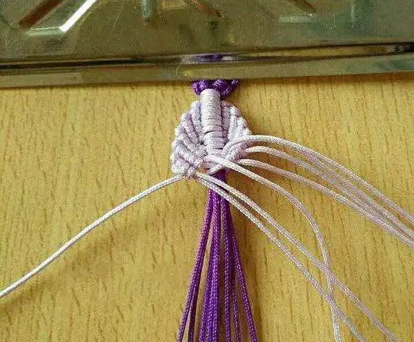 9,如图编一个斜卷结.把最上的绕线拉下来与轴一同做轴.