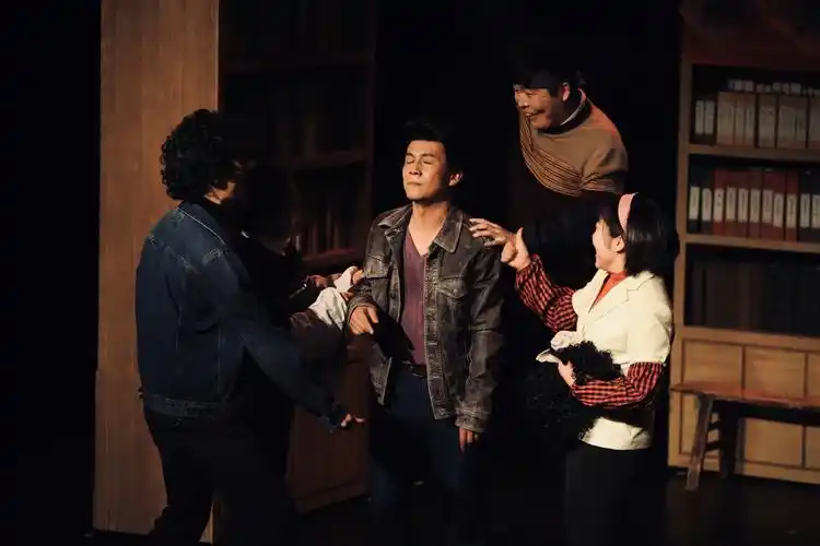 话剧《书店》小剧场青春版圆满落幕 年轻演员演绎时代情怀__凤凰网