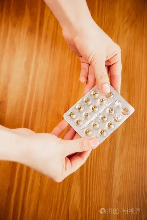 冠状病毒.新型冠状病毒2019 ncov,covid-29,一个拿着药片的女人的手