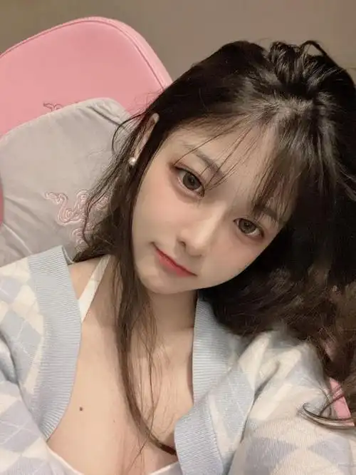 能用98k在极远处豪取人头,杀敌于无形,加上她还喜欢发布一些自拍视频