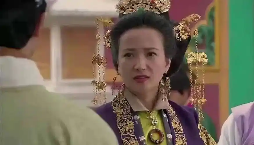 在《女医明妃传》里面,何晴扮演的孙太后,她气场强大,坚强聪慧.