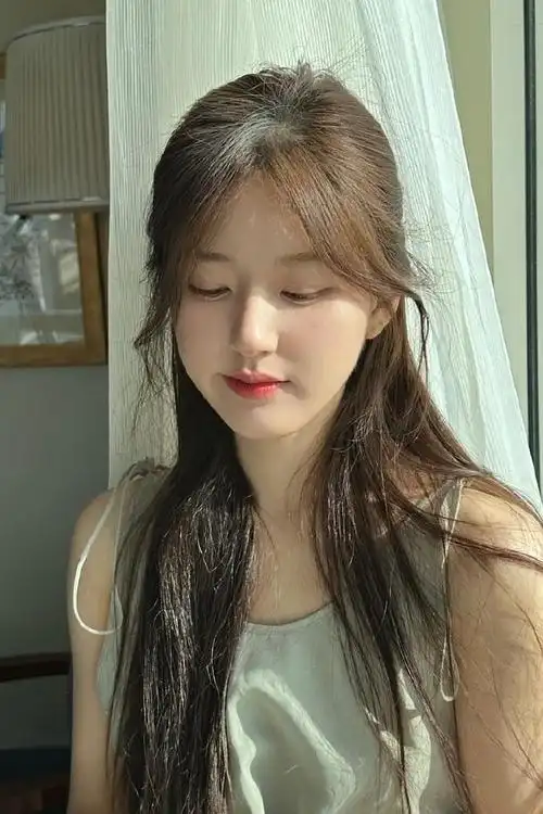 赵露思洋娃娃公主自拍