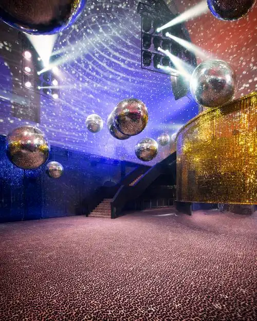 整个秀场被打造成巨大的迪斯科舞池,闪烁银色光芒的巨大迪斯科灯球,不