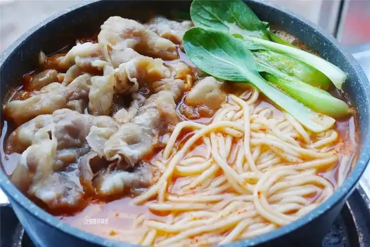 宅在家吃泡面不如做一份番茄肥牛面鲜香浓郁让你告别泡面生活吃的汤汁