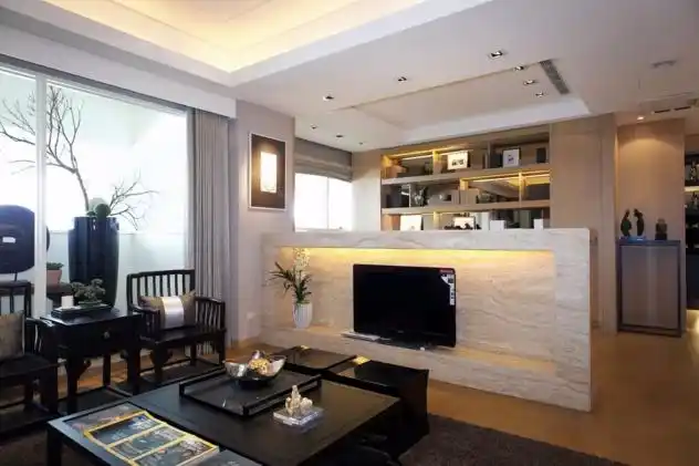 搭配黑色茶几座椅,整个客厅的风格偏现代简约,电视墙背后可以用作餐桌