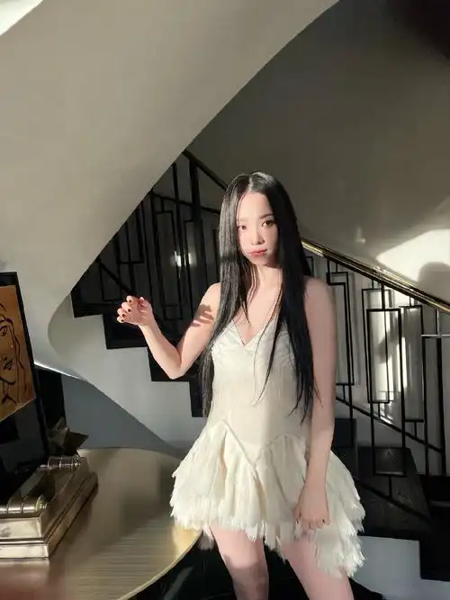 的气质,耳边点缀的饰品散发出时尚的气息,骨感苗条的身材和白皙的肌肤