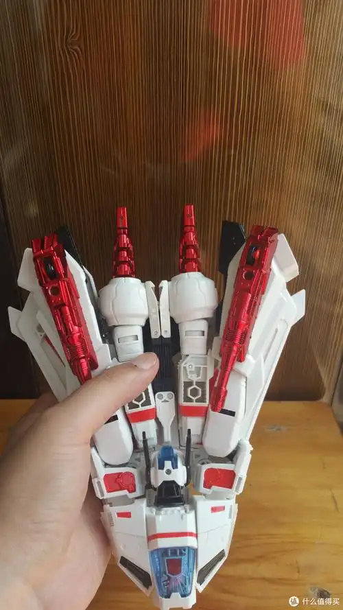 合上双臂,作为推进器.拉下大头!~变形时候先卸下肩膀.