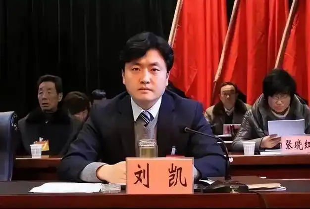 他19岁考上北大,36岁任县委书记,38岁成为全国最年轻地级市市长