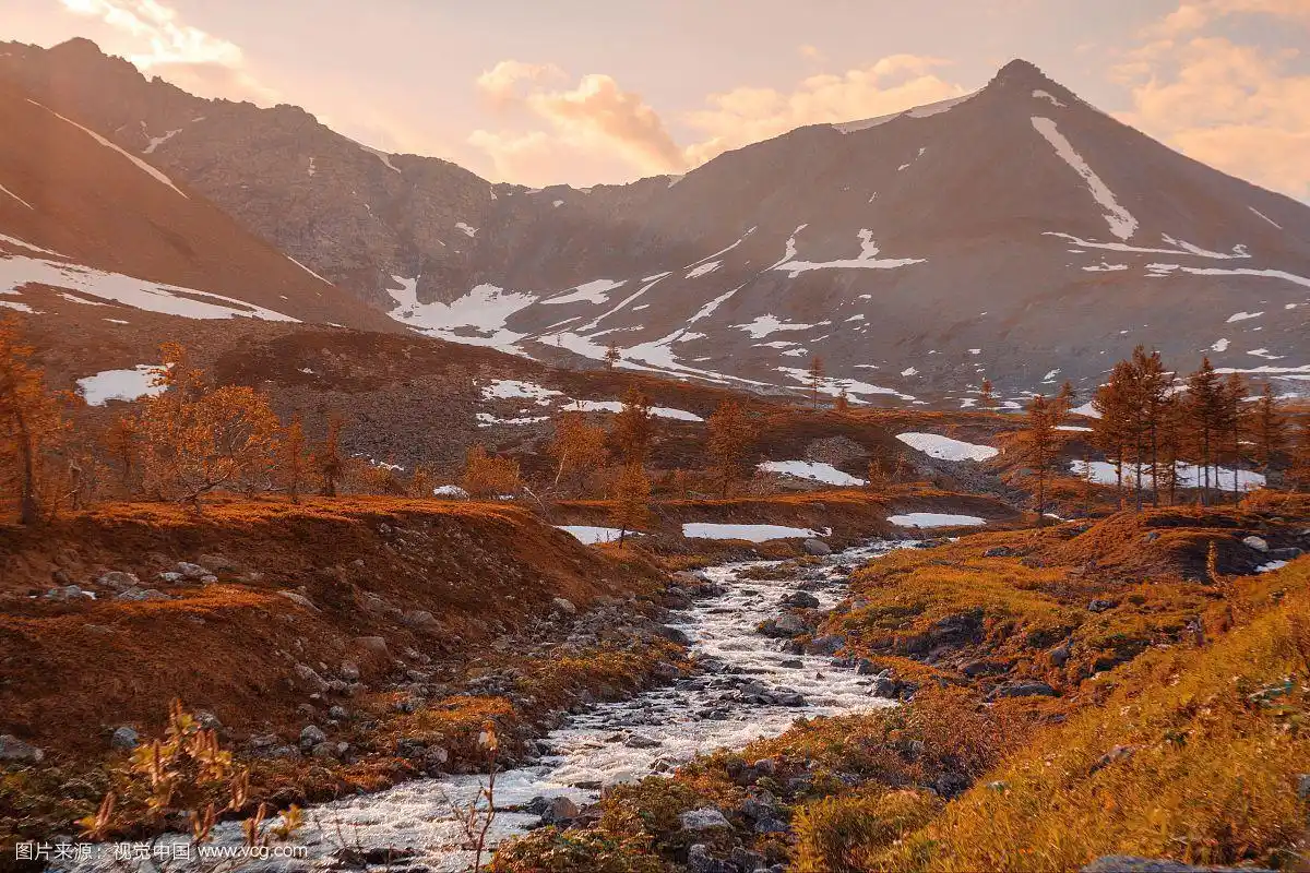 俄罗斯乌拉尔山脉,黎明时分冻结的河流和山脉