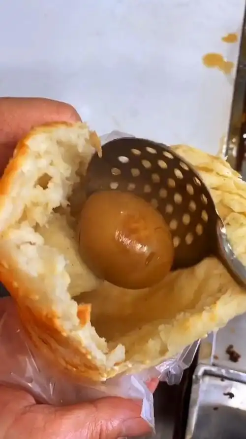 烧饼夹卤蛋真是太美味了.