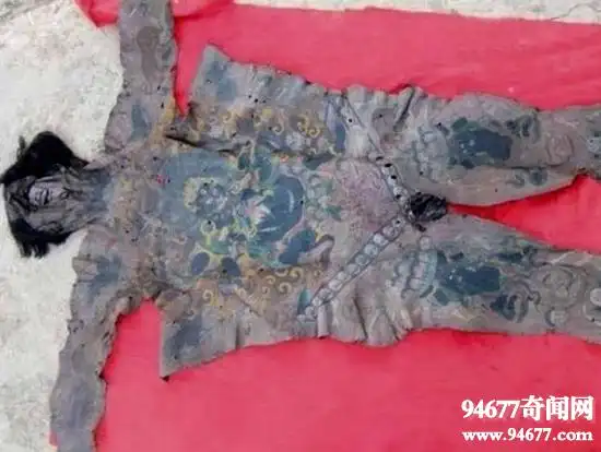 西藏人皮唐卡是什么意思,剥活人皮肤做成饰品法器