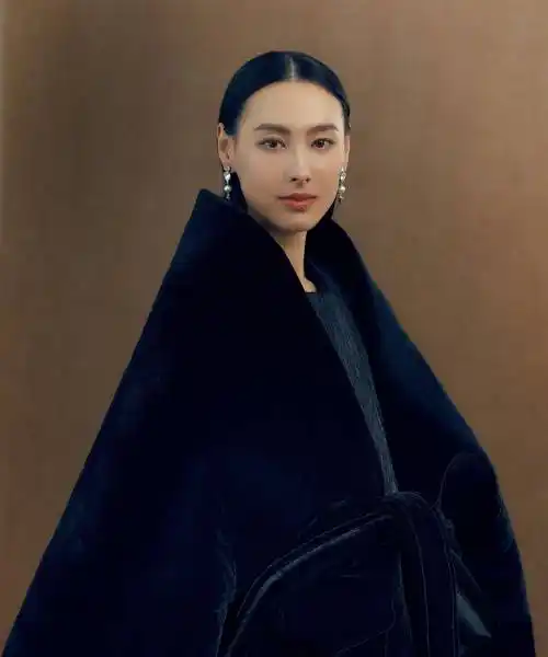 33岁梁洛施最新时尚大片曝光,短发造型英气逼人,电影氛围感美爆_周吉