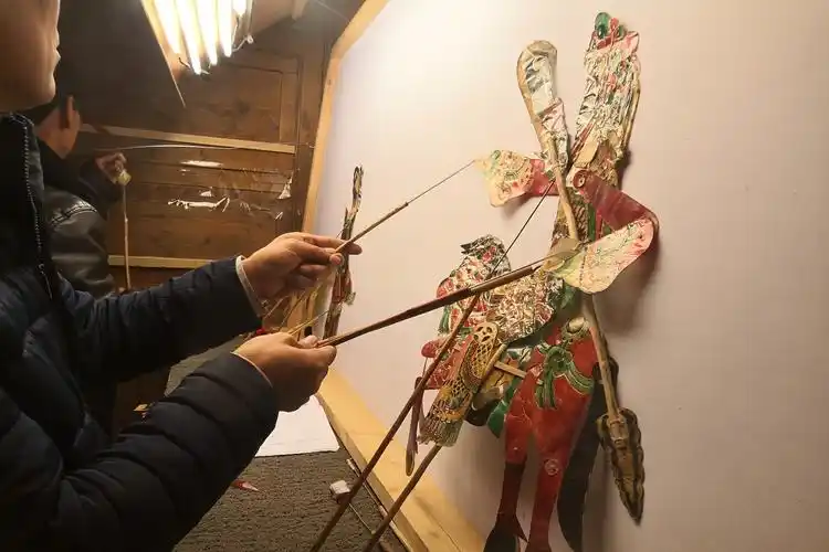 在现代文化艺术的冲击下,传统艺术皮影戏渐渐被人们淡忘.