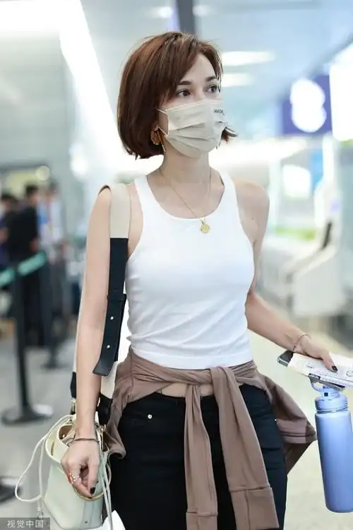卢靖姗街拍:坦克背心开叉裤