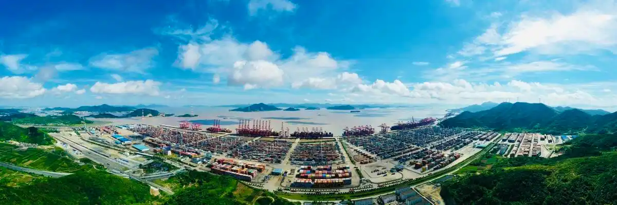 图为"千万箱级"的宁波舟山港穿山港区集装箱码头全景.jpg