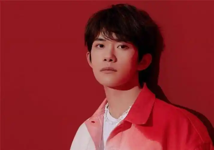 而易烊千玺所饰演的角色与电影的角色年龄相仿,为了更好的去还原,易烊