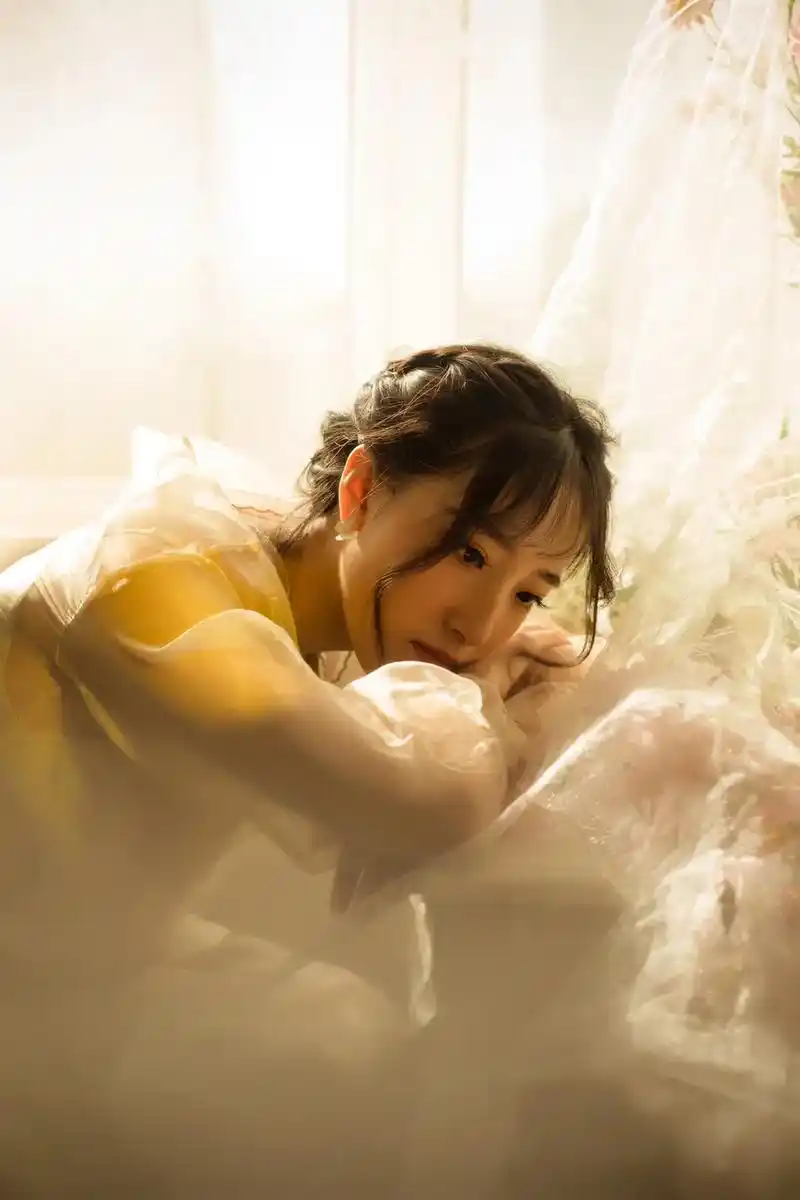 看一眼就挪不开的纯欲光影写真 让人无法拒绝的慵懒纯欲风 简单 - 抖