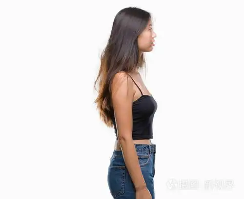 年轻的亚洲女人在孤立的背景下,看着侧面放松的轮廓姿势,自然的脸