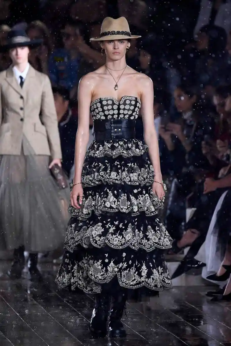 迪奥推出2019早春度假系列新品服装(53)