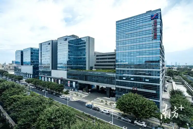 东成立亿集团总部大厦外景.