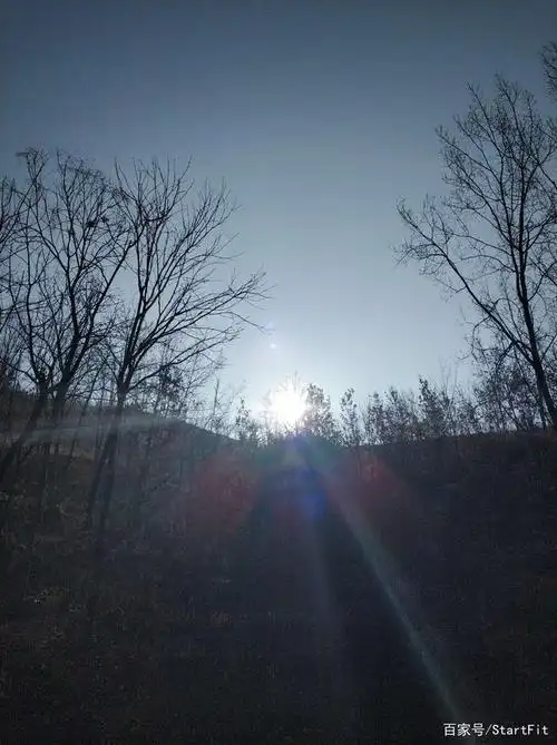 早上的太阳从屋后升起,天空非常干净