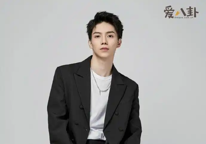 后来考入了中央戏剧学院,与易烊千玺,李兰迪及胡先煦等是同学,罗一舟