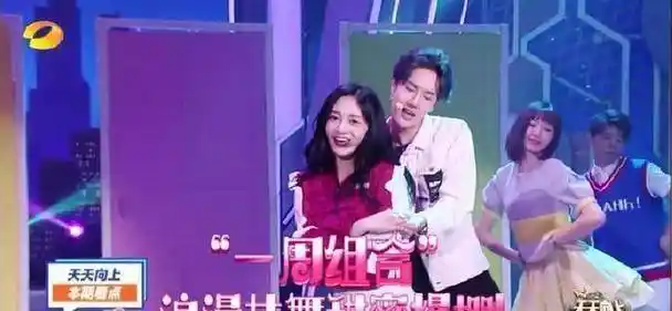 对比和周洁琼跳舞王一博和程潇搭档跳舞动作和表情反差却很大