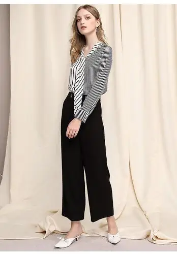 适用季节: 春,夏,秋 腰型: 中腰 裤门襟: 拉链 款式: 阔腿裤 流行元素