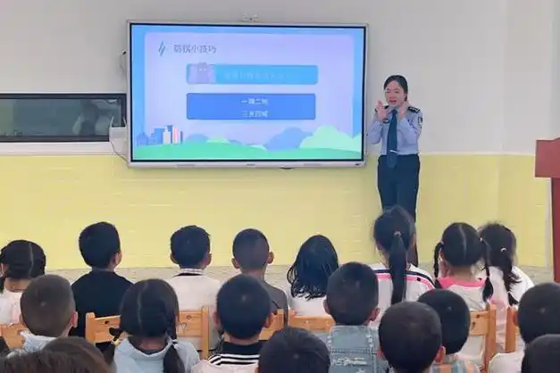 六一节丨"警"握小手!警察蜀黍给孩子们送出节日专属礼物