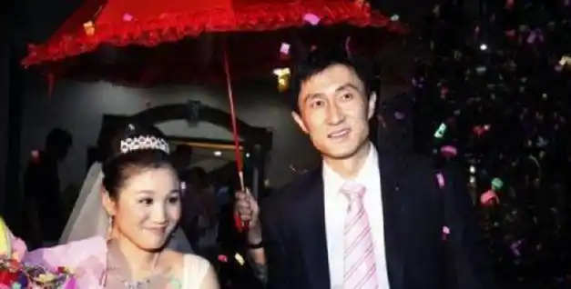 杜锋妻子近况辞去公职创业成功独自带3个娃夫妻分居多年