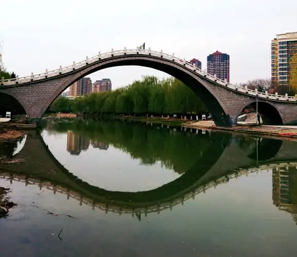 新乡牧野湖玉带桥,精美别致,高楼林立,风景艳丽是居住休闲好地方.