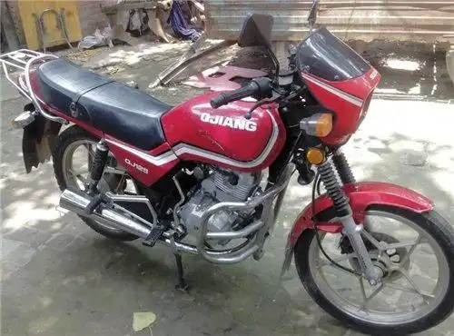 出售八成新钱江红色125跨骑摩托