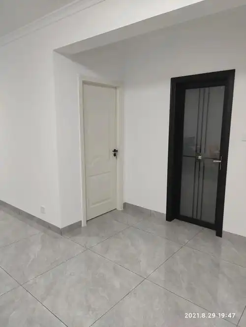 奶白色生态门搭配黑框玻璃门白墙