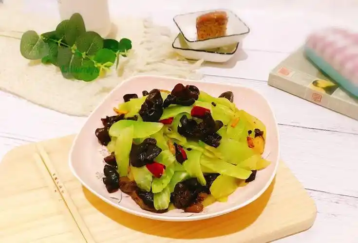 原创做道懒人菜轻松享假期莴笋木耳炒肉