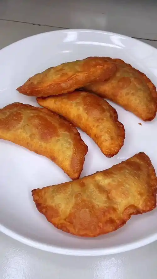 孩儿他爸最爱吃炸菜角了,一会儿功夫炸了一大盘,外皮酥脆,皮薄馅多