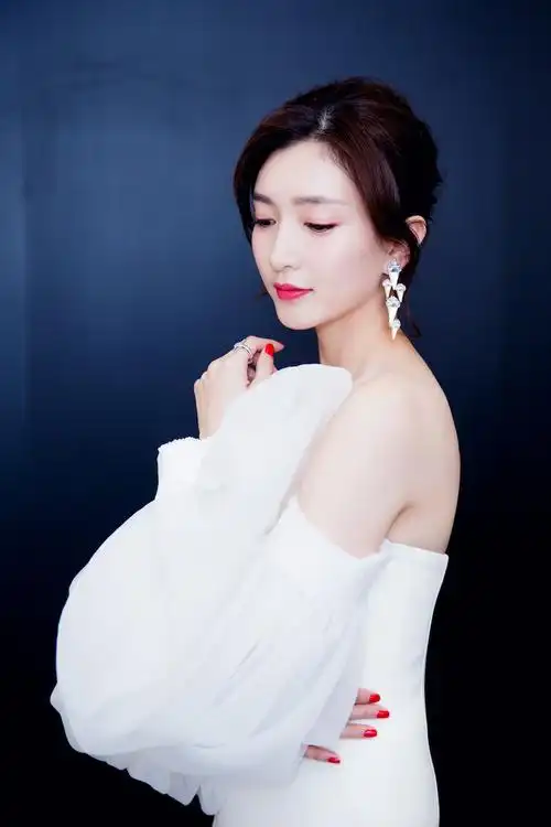 江疏影香肩红唇性感迷人