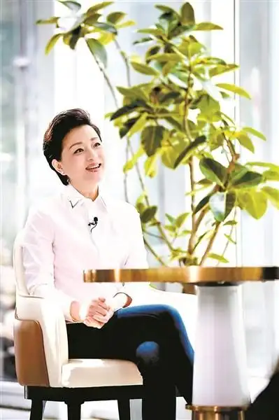 发展学院2022届毕业典礼上,特邀嘉宾杨澜发表了演讲《书写你的传奇》