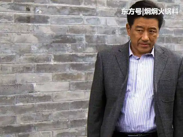 57岁才因为胡歌走红,和妻子一见钟情恩爱32年,至今没有绯闻