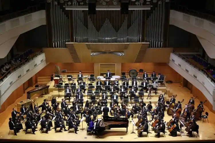 艺术|中国交响乐团交响音乐会《满江红》 展示威武雄壮的"中国力量"