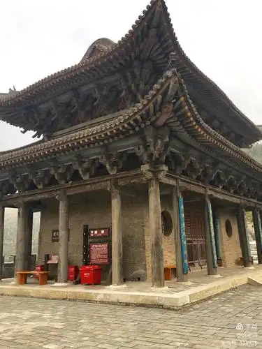 雁门楼为重檐歇山顶建筑,面阔五间,进深四间,四周设回廊.