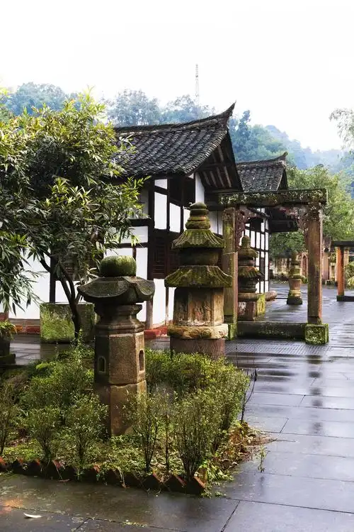四川泸州,合江县法王寺,碧瓦红墙,古树掩映,四周竹海涛涌……_高清